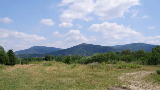Krajobraz w regionie trasy „Bielsko-Biała – Przełęcz Przegibek – Międzybrodzie Bialskie” — Beskid Mały - Czupel, Łysa Góra i Rogacz, widok z Błoń w Mikuszowicach